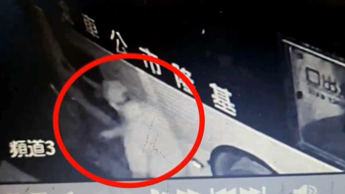 男子偷竊基隆四腳亭分站的3輛公車柴油。（圖／東森新聞）