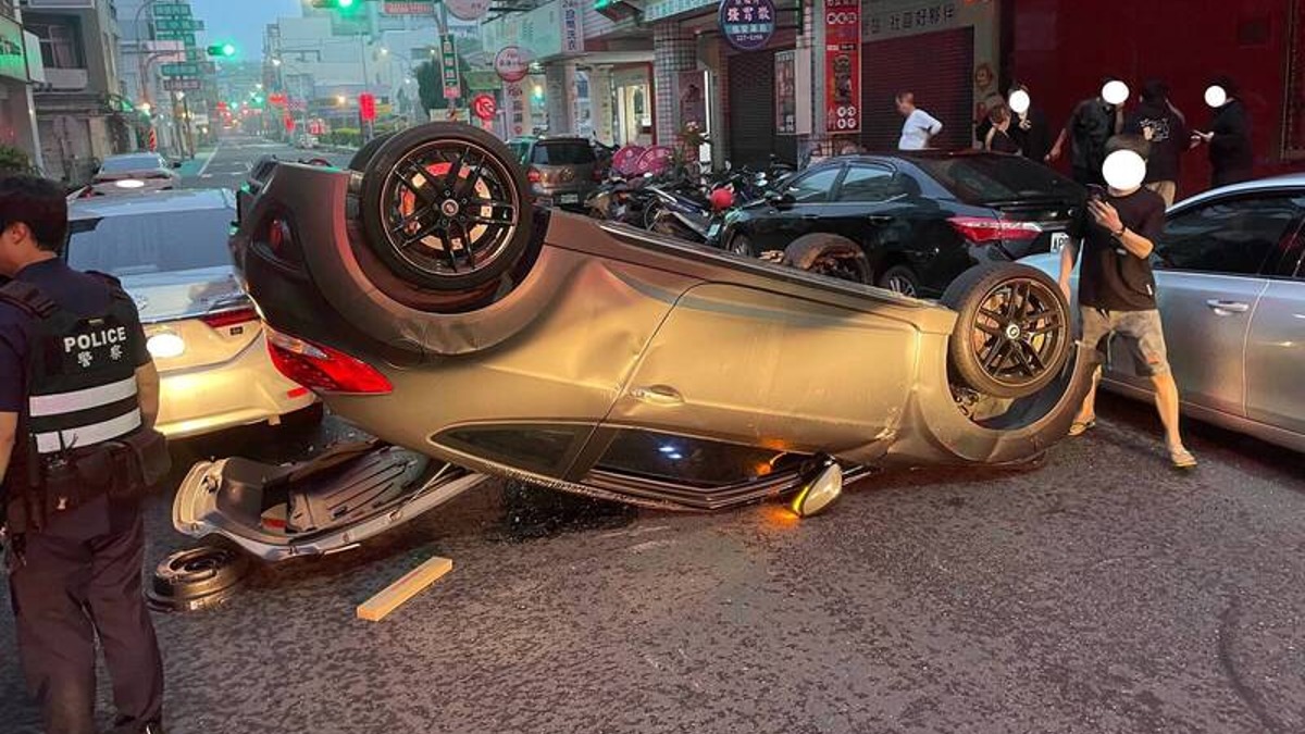 今（6）日凌晨4時59分嘉義市發生一起車禍。（圖／嘉義市消防局提供）