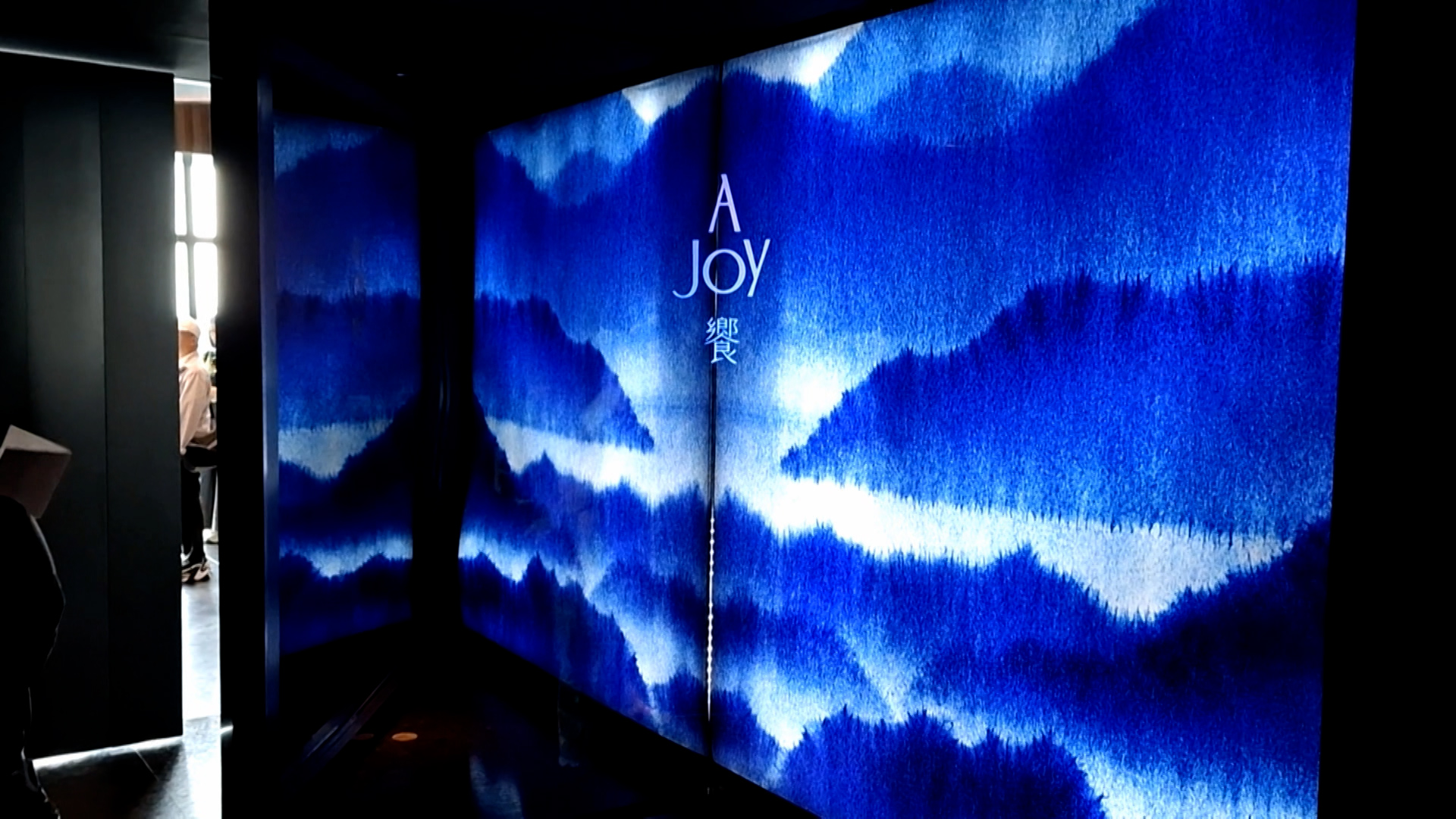 精心的布置加上天花板光影的變化，讓人家心情很放鬆很舒服。（圖／東森新聞）