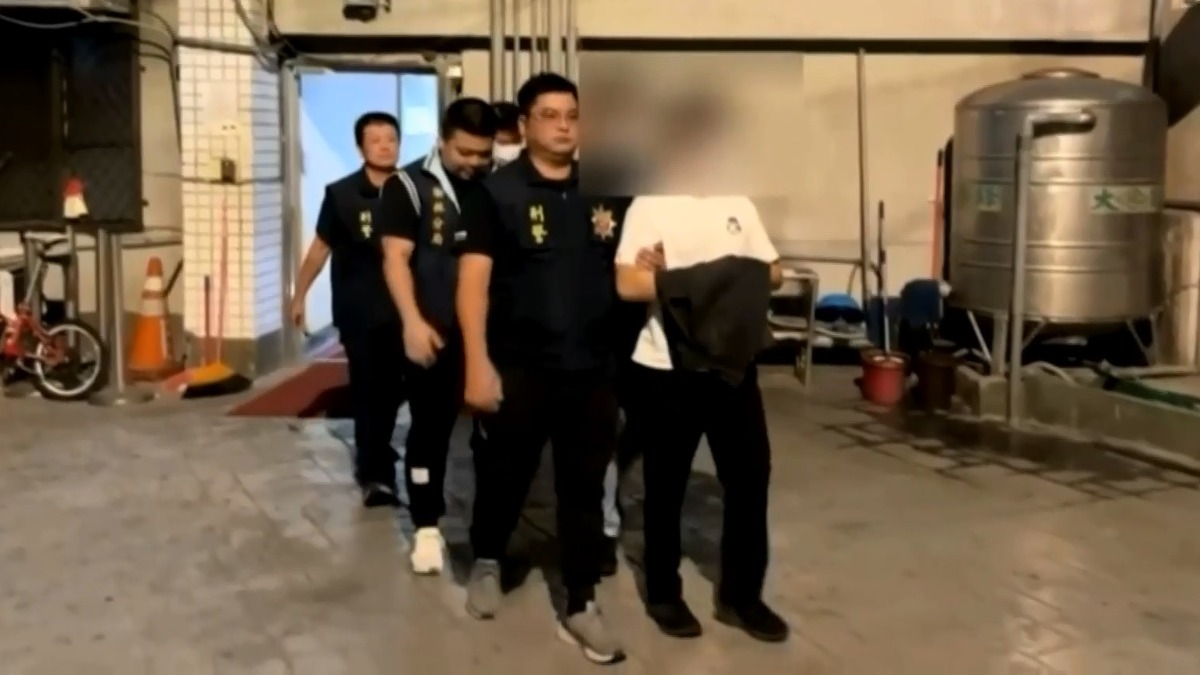 警方獲報有車手要面交，立刻趕抵。（圖／東森新聞）