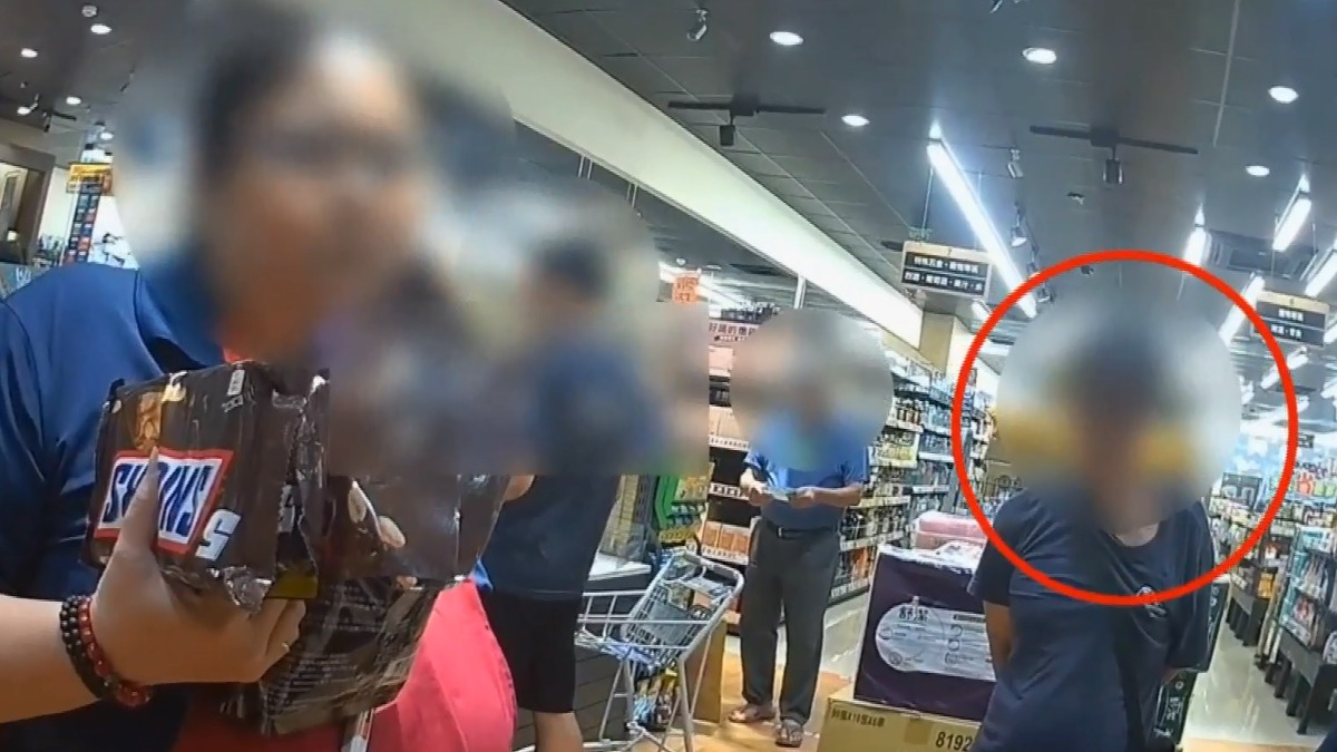 花蓮一名男子把賣場當自己家，搜刮4包巧克力放包包。（圖／東森新聞）