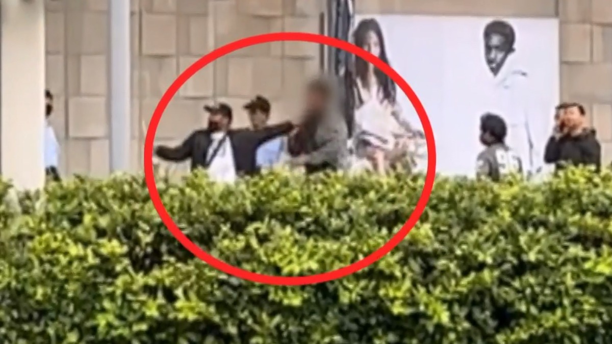 新竹巨城一名男子手持鐵棍，扯住另一名男子衣領不斷作勢毆打。（圖／東森新聞）