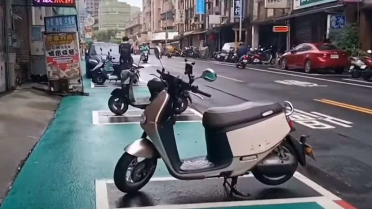 人行道中間穿插好機車和汽車停車格，引發民眾不滿。（圖／東森新聞）