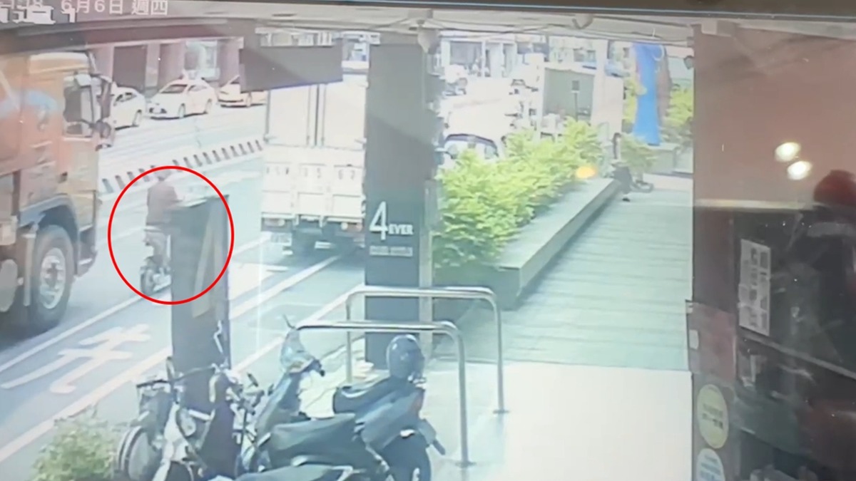 婦人與貨車擦撞，當場死亡。（圖／東森新聞）