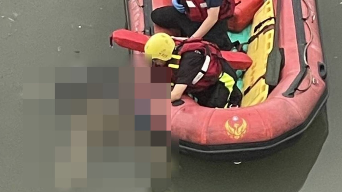 今天上午台北重陽橋下發現一具口鼻遭膠帶纏繞的浮屍，今天下午相驗結束，初步無外傷將擇日解剖釐清生前還是死後落水，若身分查無恐成無名屍。（圖／翻攝畫面）