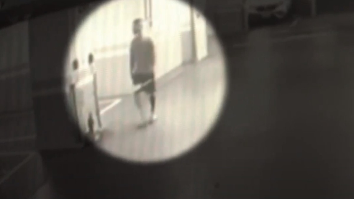 車行人員闖入社區停場場，將司機的七人座休旅車開走。（圖／東森新聞）