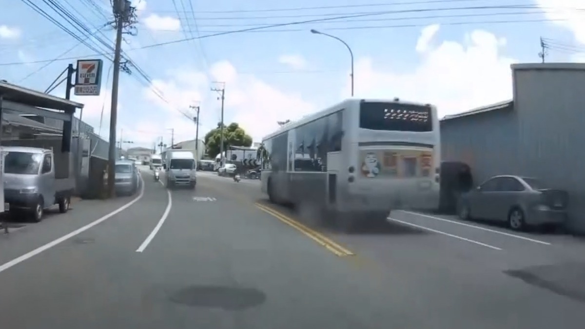 台中有民眾開車途中，突然遇到對向客運爆胎。（圖／東森新聞）