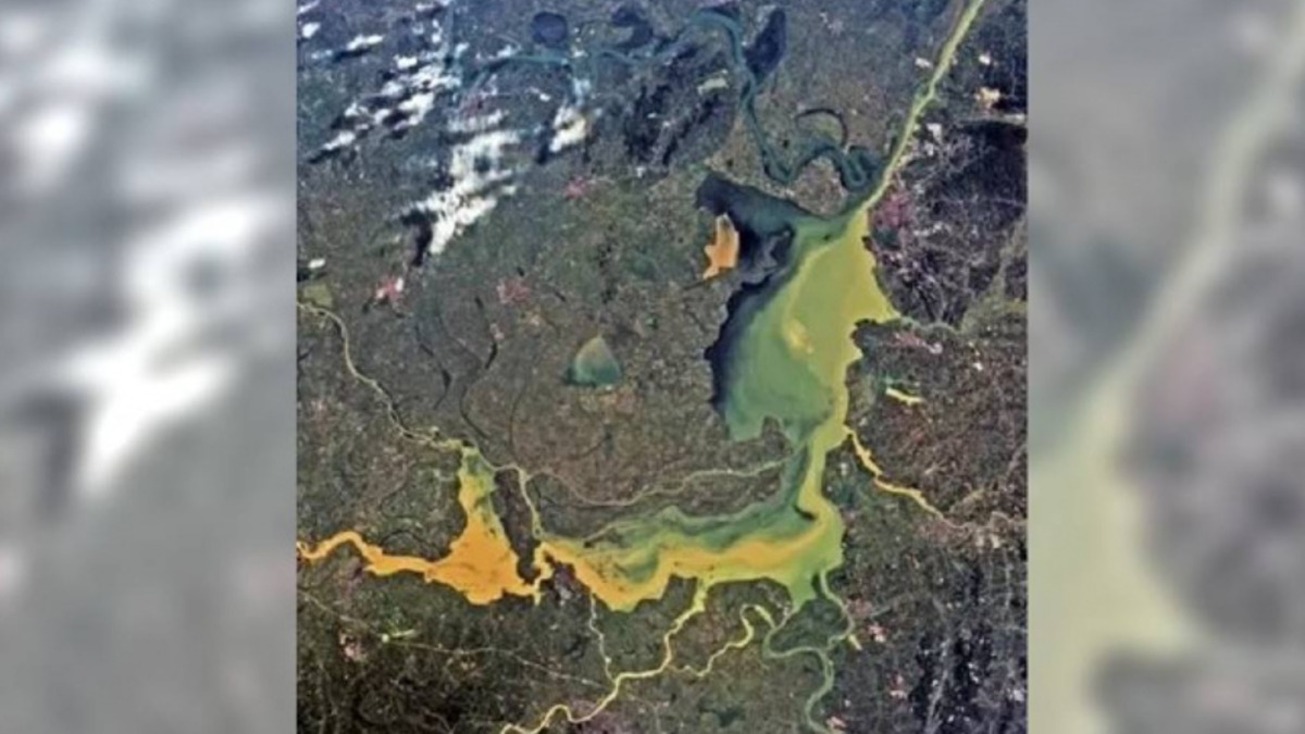 大陸湖南省岳陽華容縣團洲垸洞庭湖一線堤防（樁號19＋800）於5日堤壩決堤。（圖／翻攝自中國資源衛星應用中心微信公眾號／CTWANT）