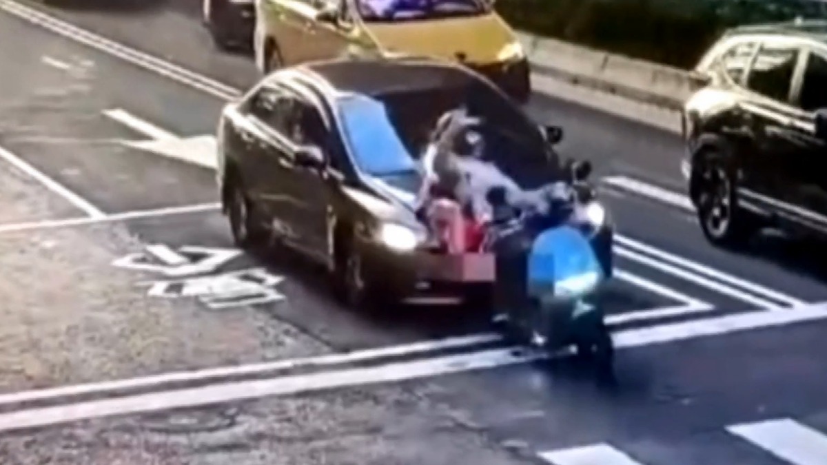 一對雙載男女騎士在路口機車停等區停紅燈時，突然遭到後方車輛直接撞上。（圖／東森新聞）