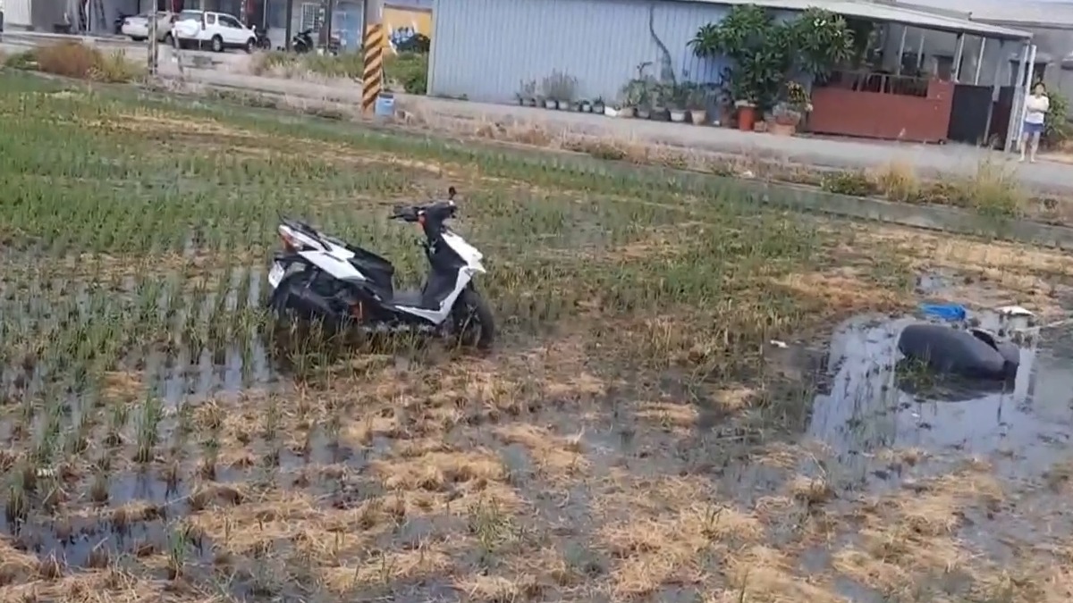 18歲的吳姓男子騎機車上班途中，前方汽車突然右轉，他緊急閃避，卻不慎高速撞上路旁的電線桿。（圖／東森新聞）