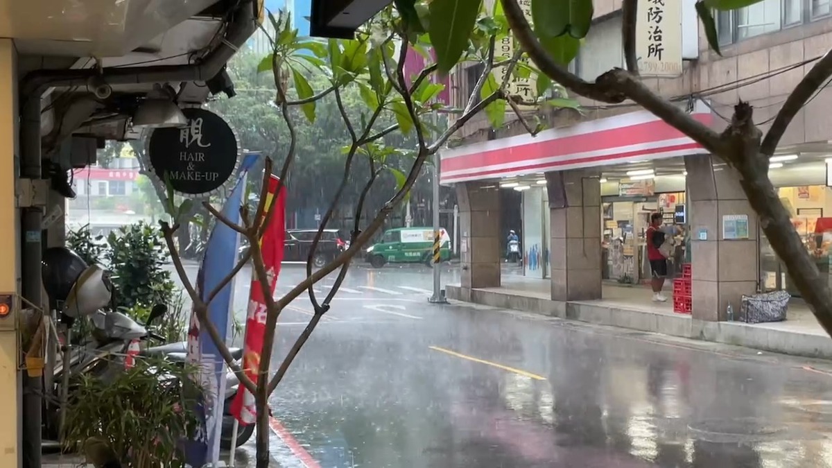 中央氣象署今（7）日13時31分，針對4縣市發布大雷雨即時訊息，提醒民眾留意雨勢。（圖／東森新聞）