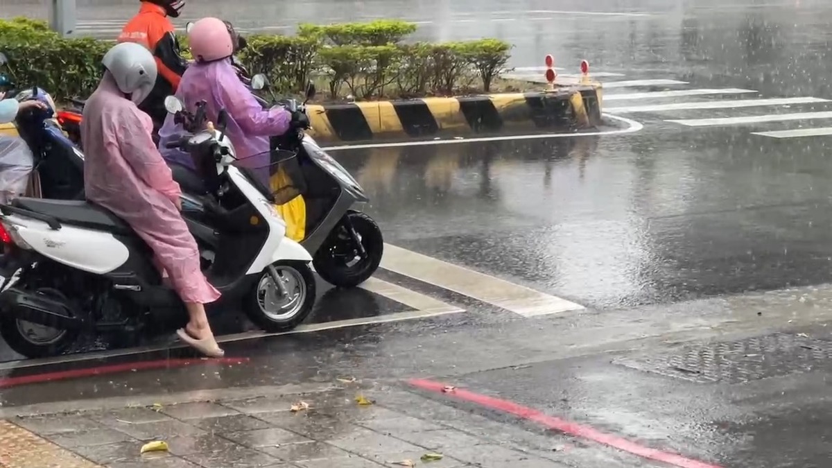 中央氣象署今（7）日13時35分，針對15縣市發布大雨特報，提醒民眾留意雨勢。（圖／東森新聞）