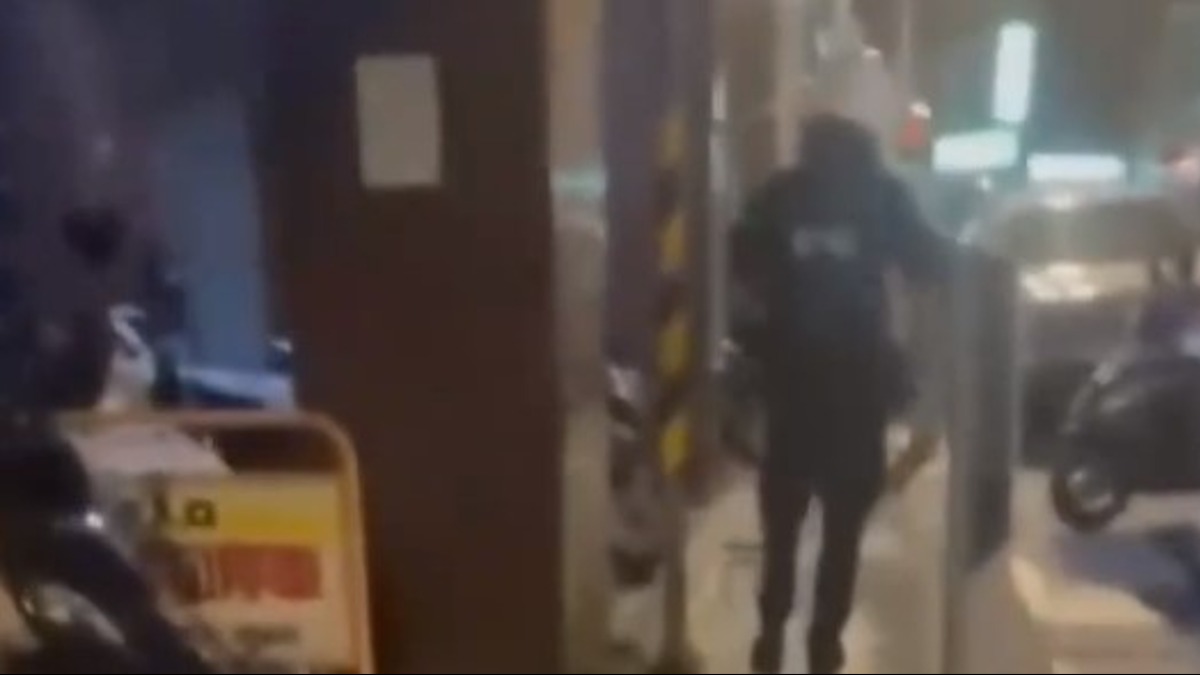 一位檢舉哥，看到人行道上滿滿的違停機車氣得報警。（圖／翻攝自社會事新聞影音）