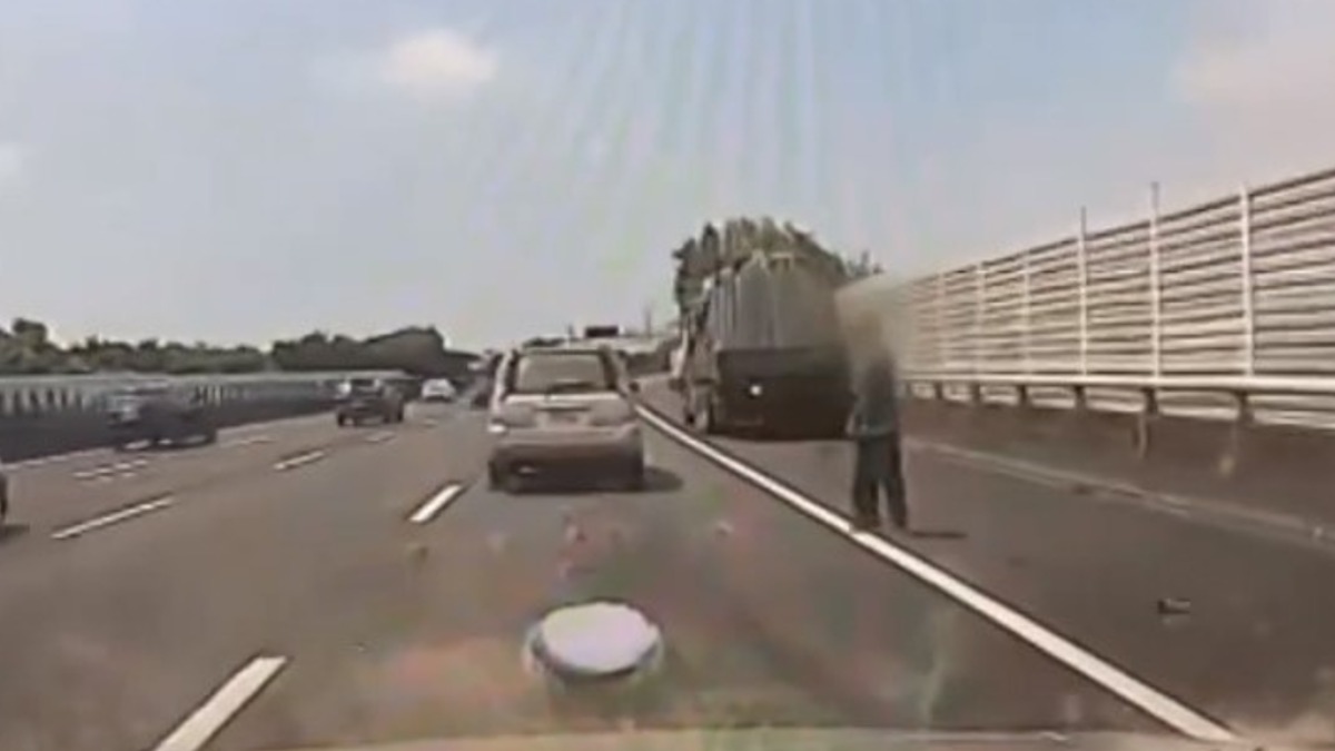 警方表示物品散落在路上，最重開罰1.8萬元。（圖／東森新聞）