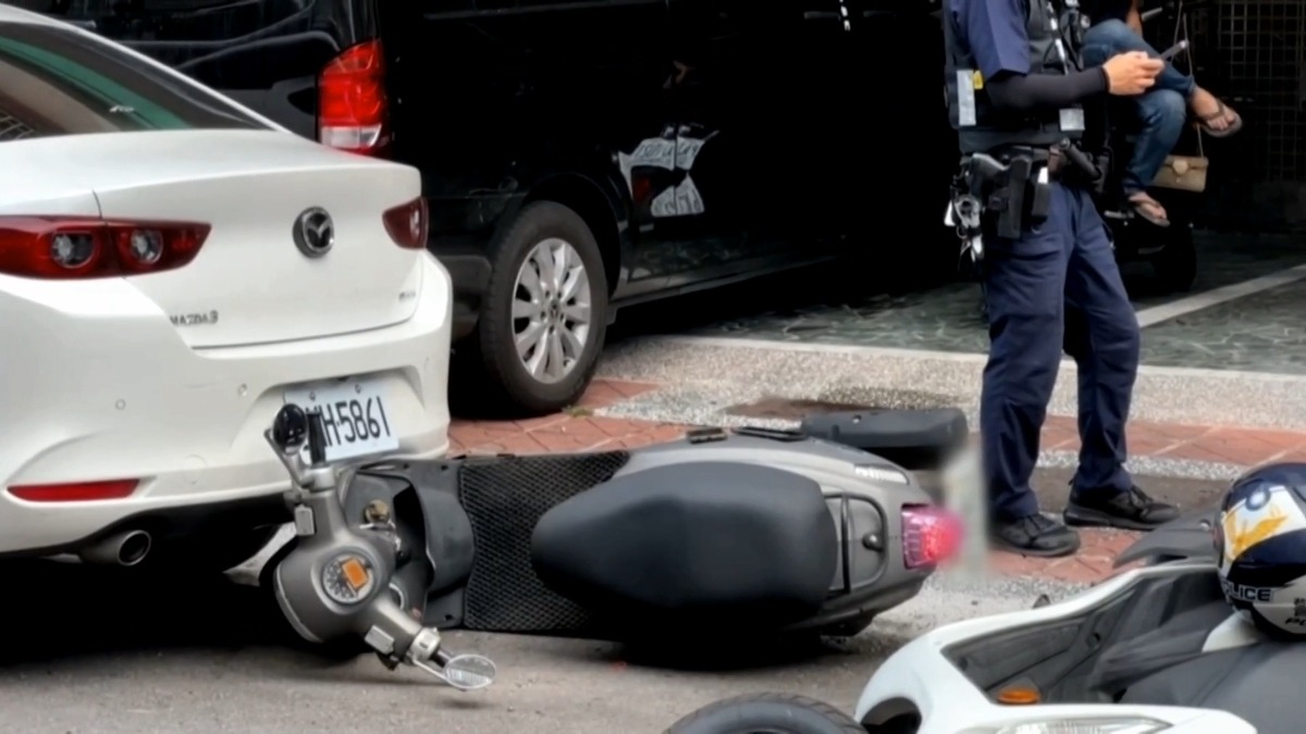 高雄一名騎士闖紅燈，不但不配合攔查，還逃逸近2公里。（圖／東森新聞）