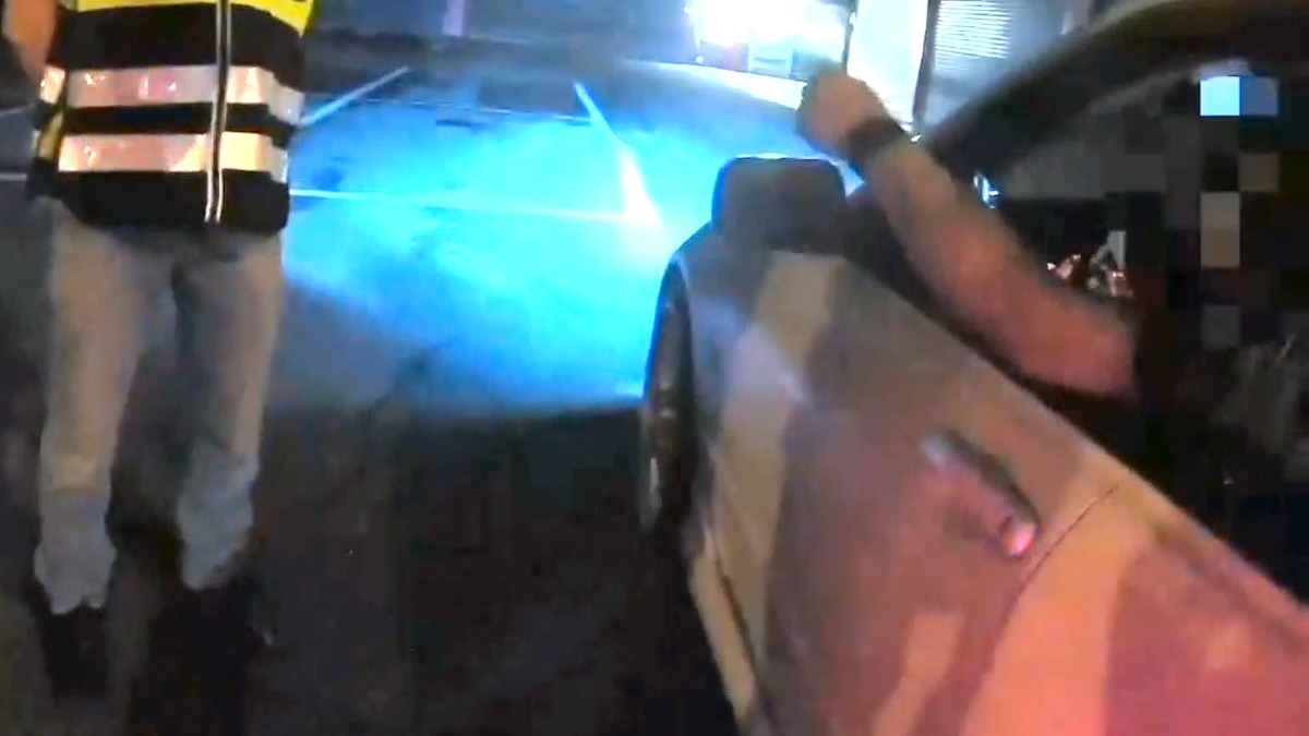 男子被稽查噪音，反不斷要求對方出示證件。（圖／東森新聞）