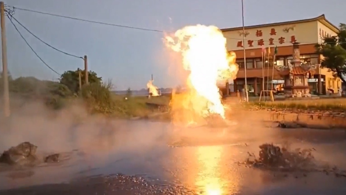 屏東萬丹泥火山今年第二次噴發。（圖／皇源聖殿提供／東森新聞）