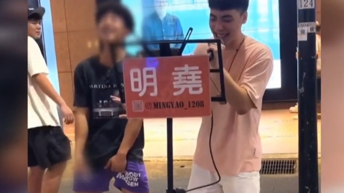 有民眾在街頭藝人們表演時闖入表演區。（圖／東森新聞）