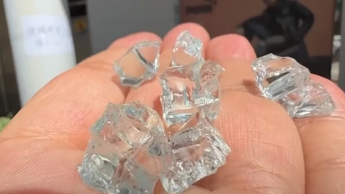 強化玻璃在遇到溫差時容易產生爆炸。（圖／東森新聞）