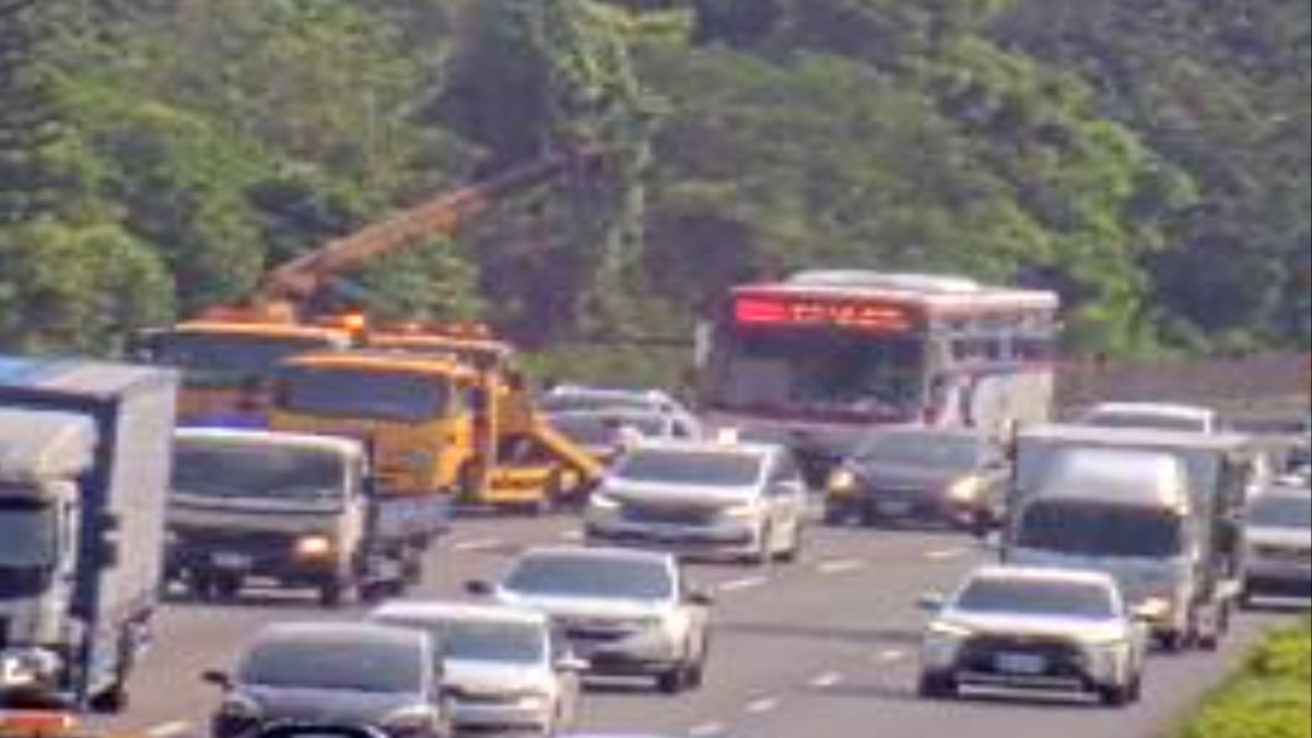 國三一早7點多發生公車碰撞事故。（圖／摘自高公局）