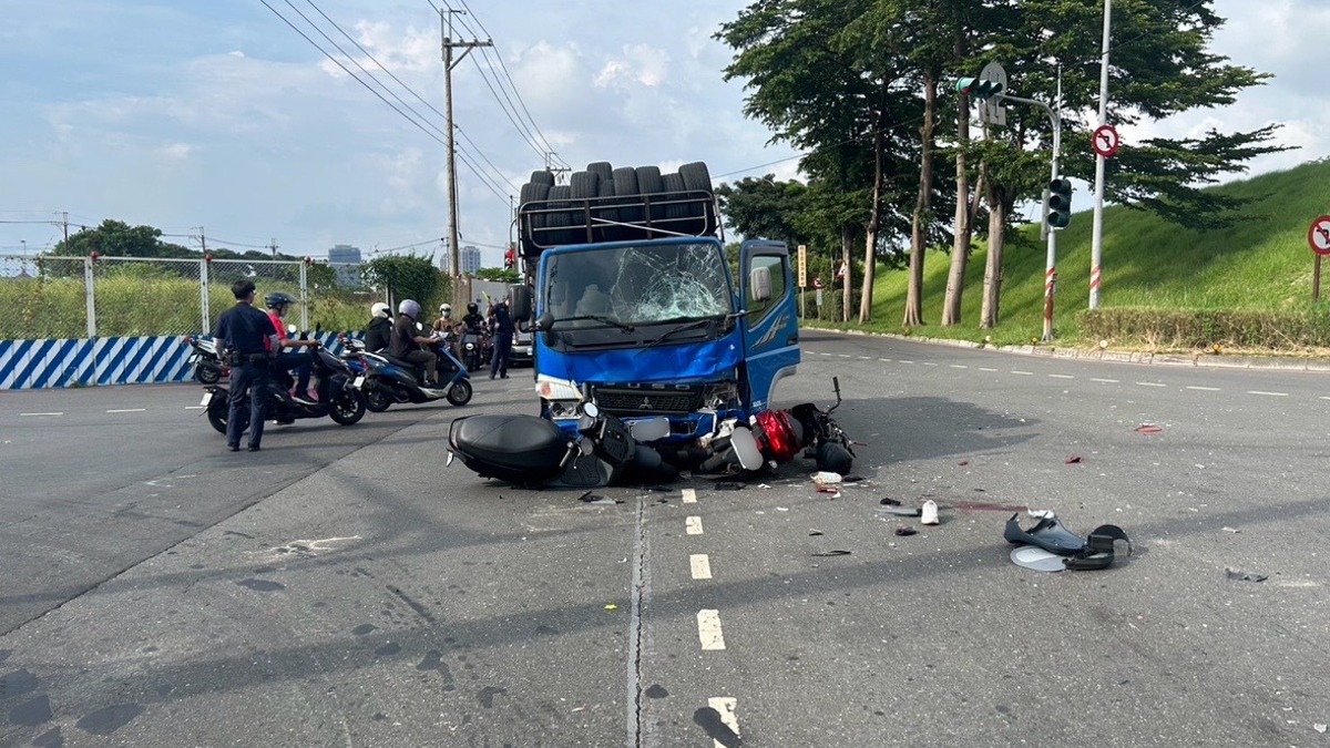 周男的貨車有明顯撞擊痕跡。（圖／翻攝畫面）