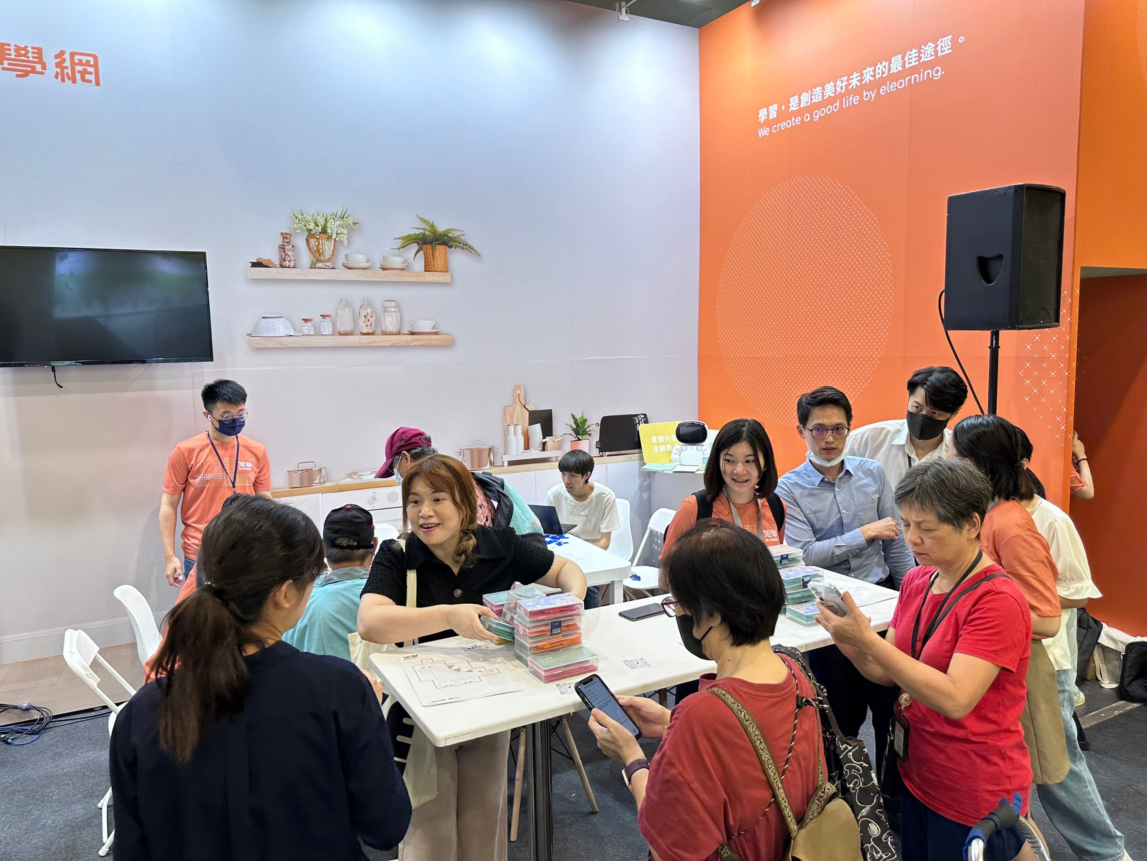 旭聯科技用遊戲體驗的方式讓現場的銀髮族參與互動。（圖／旭聯科技提供）