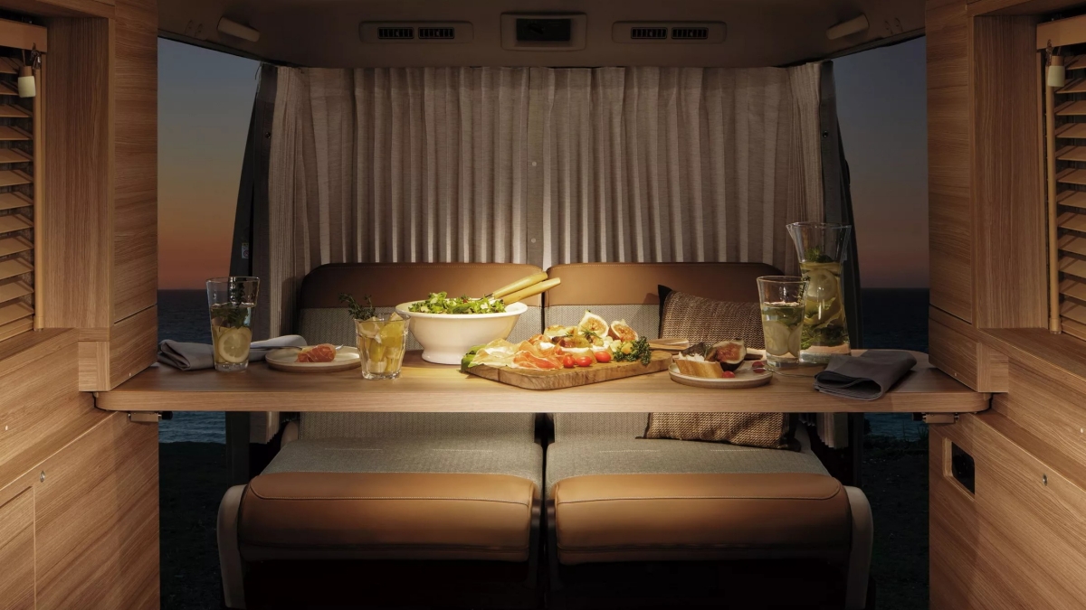 透過桌板的配置可以讓空間變得更多元，要變成餐廳也沒有問題。（圖／Nissan提供）