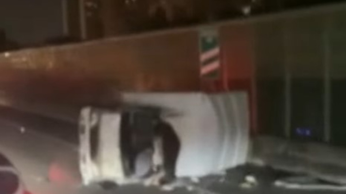 一輛小貨車因為不明原因自撞，整輛車翻覆在外車道。（圖／東森新聞）