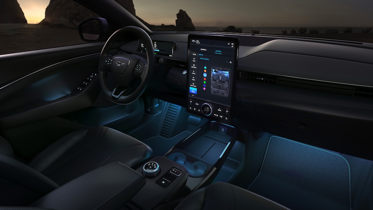 內裝富有科技感，跟燃油野馬呈現不同的風格。（圖／福特六和提供）