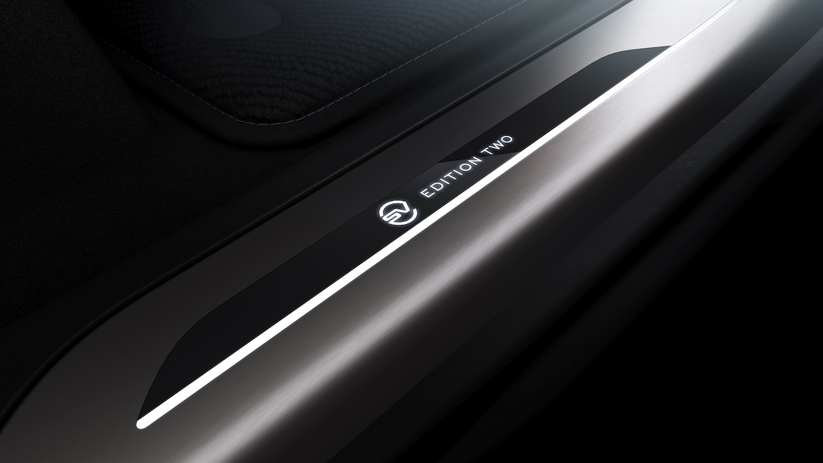 門檻上有著「EDITION TWO」，散發著白光，非常有質感。（圖／JLR Taiwan提供）