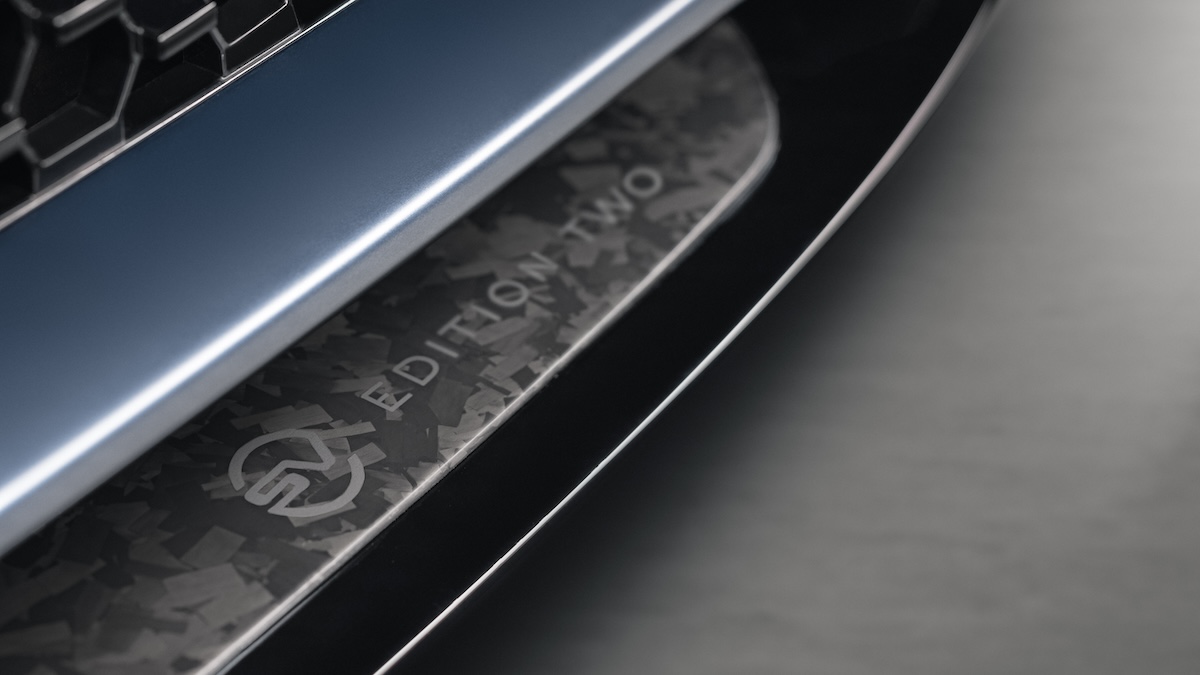 車內有，當然車外也有，前分流器上獨有的品牌標誌，讓人一眼就能識別 Range Rover 全車系中運動奢華的最高代表。（圖／JLR Taiwan提供）