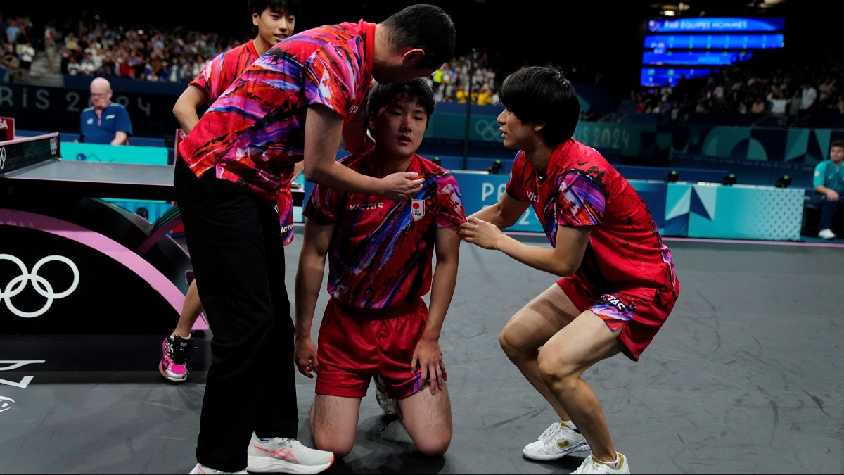 桌球男子團體賽4強賽中，日本隊最終以2比3輸給瑞典隊，張本智和跪地痛哭。（圖／美聯社）