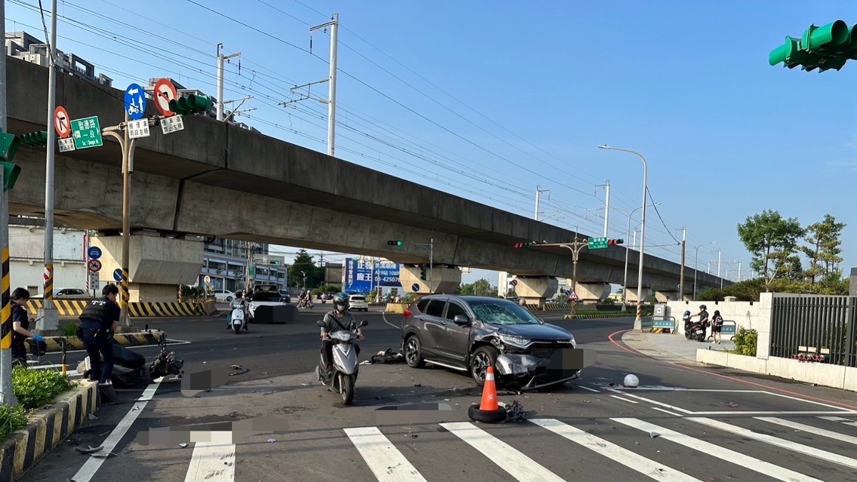 一名警員上班途中遇上轎車違規左轉，重傷送醫後不治。（圖／東森新聞）