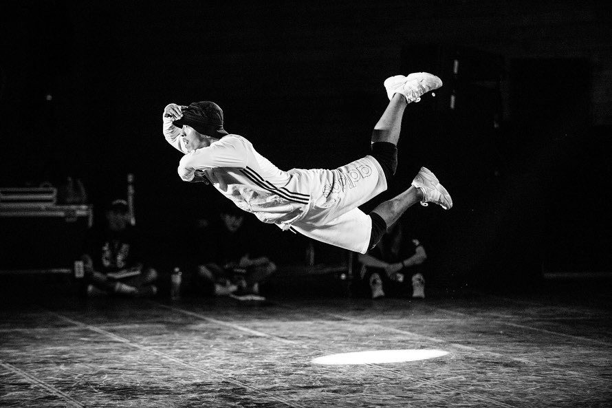 Bboy Bojin 陳柏均，招牌霹靂舞動作。（圖／奧比懷登提供）