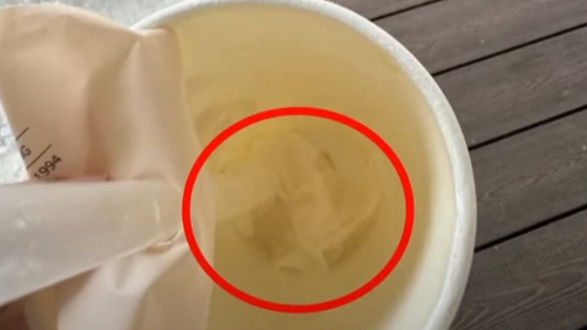 民眾指控，手搖飲喝的當下覺得酸酸的，打開後發現杯底竟有濕紙巾。（圖／東森新聞）