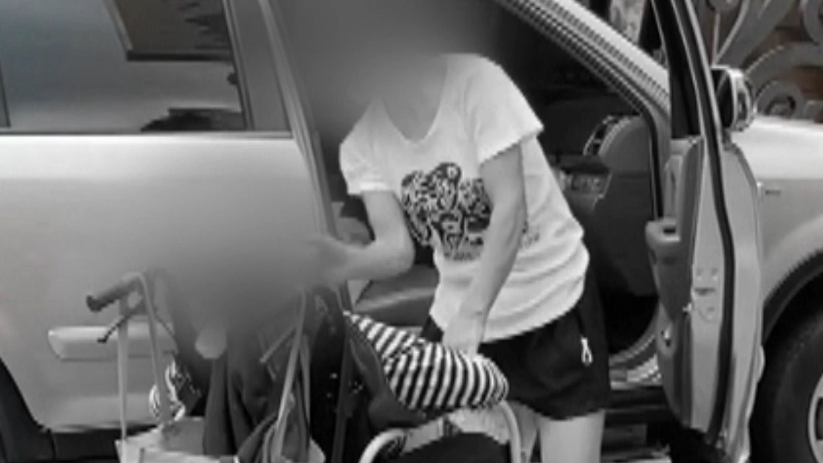 女子不僅動作粗魯，還邊飆髒話邊打老婦人的巴掌。（圖／翻攝自爆料公社）