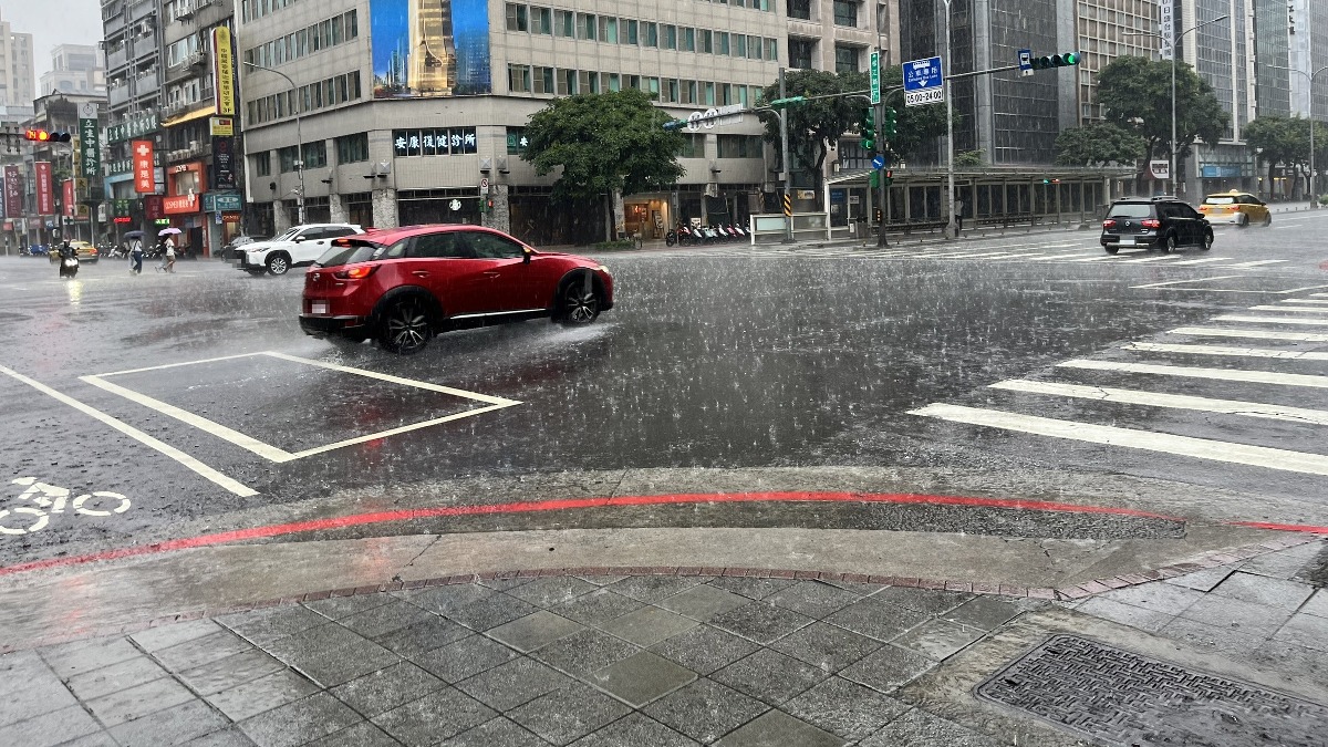 16縣市大雨特報。（圖／東森新聞）