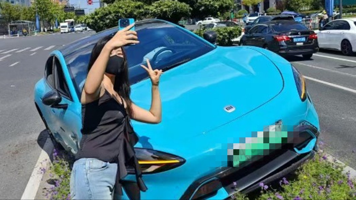 女子駕駛小米電動車暴衝上路中央分隔島。（圖／翻攝自X）