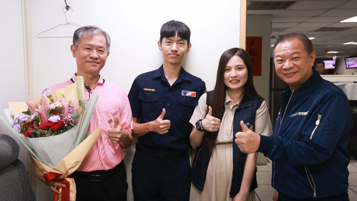 警察局長廖訓誠(右一)陪同新北警員夫妻檔吳旻哲(左二)、王雅葵(右二)伉儷一同向在警局上班的吳旻哲父親勤務指揮中心專員吳恒隆(左一)獻上祝福。（圖／翻攝畫面）
