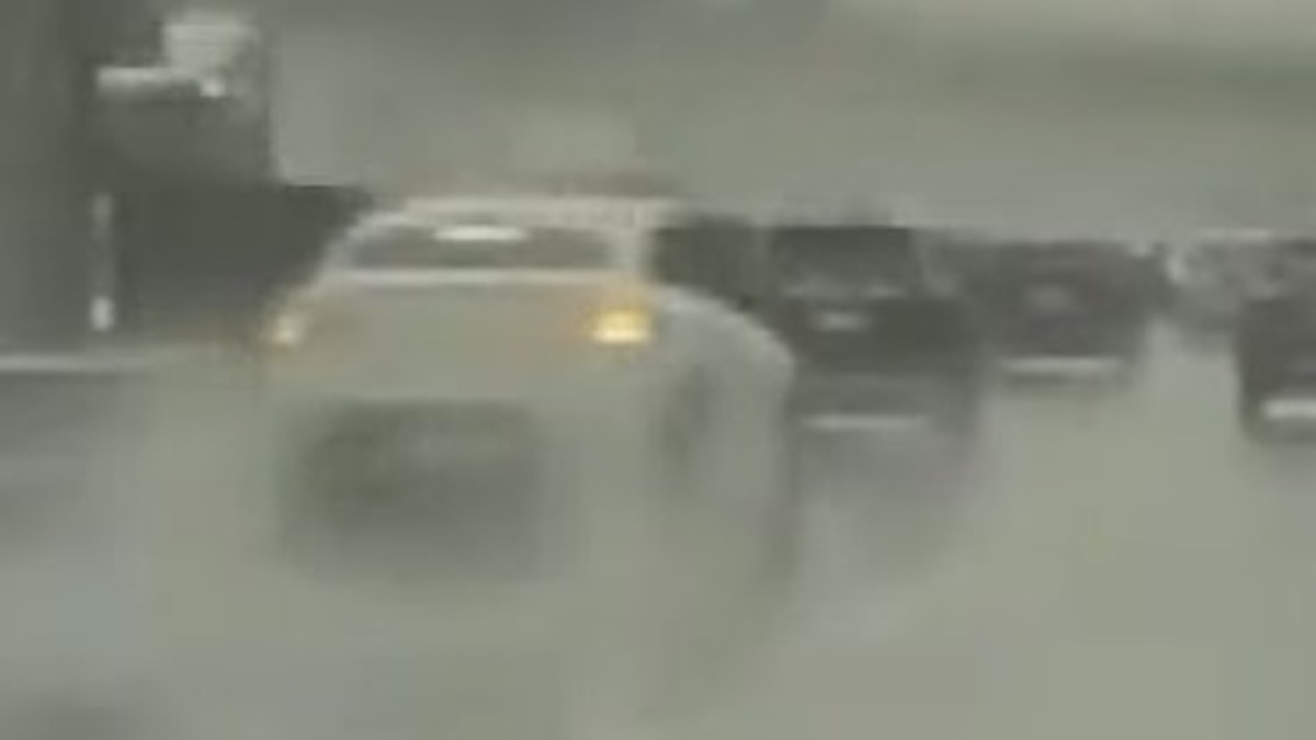 賓士在國道上一度差點翻車，嚇壞目擊駕駛。（圖／東森新聞）