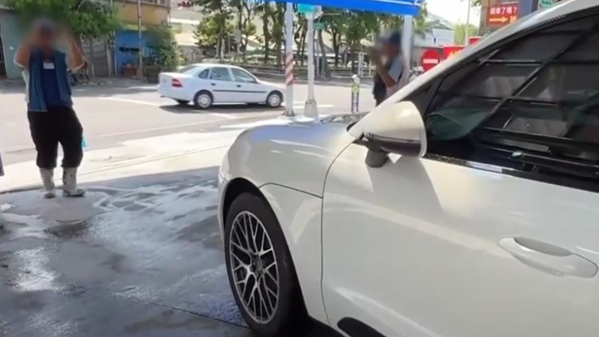 A小姐表示，他到三民區一間加油站洗車，洗車人員沒喊，害他撞上立桿。（圖／東森新聞）