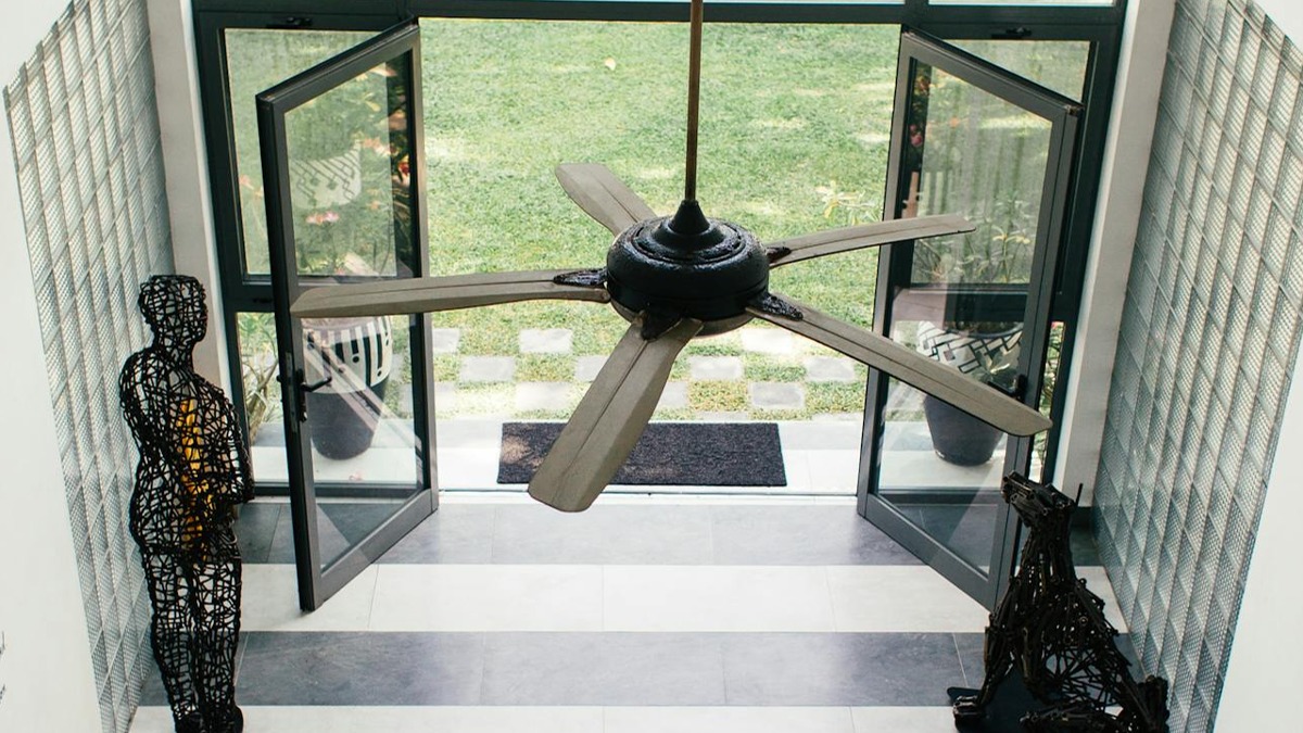 新加坡一名男子與女友及其父親在家中吃火鍋時，餐桌上方的吊扇葉片突然斷裂並飛出。（示意圖／翻攝自pixabay）