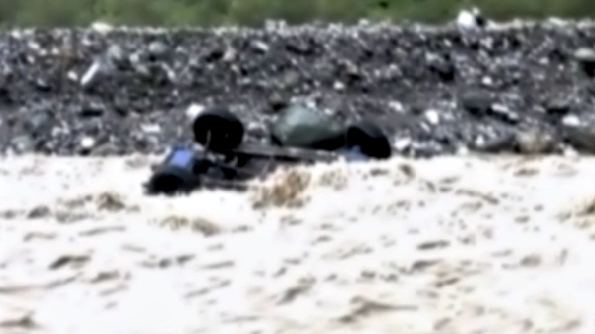 花蓮豪雨，一輛吉普車準備渡溪卻不慎翻覆。（圖／東森新聞）