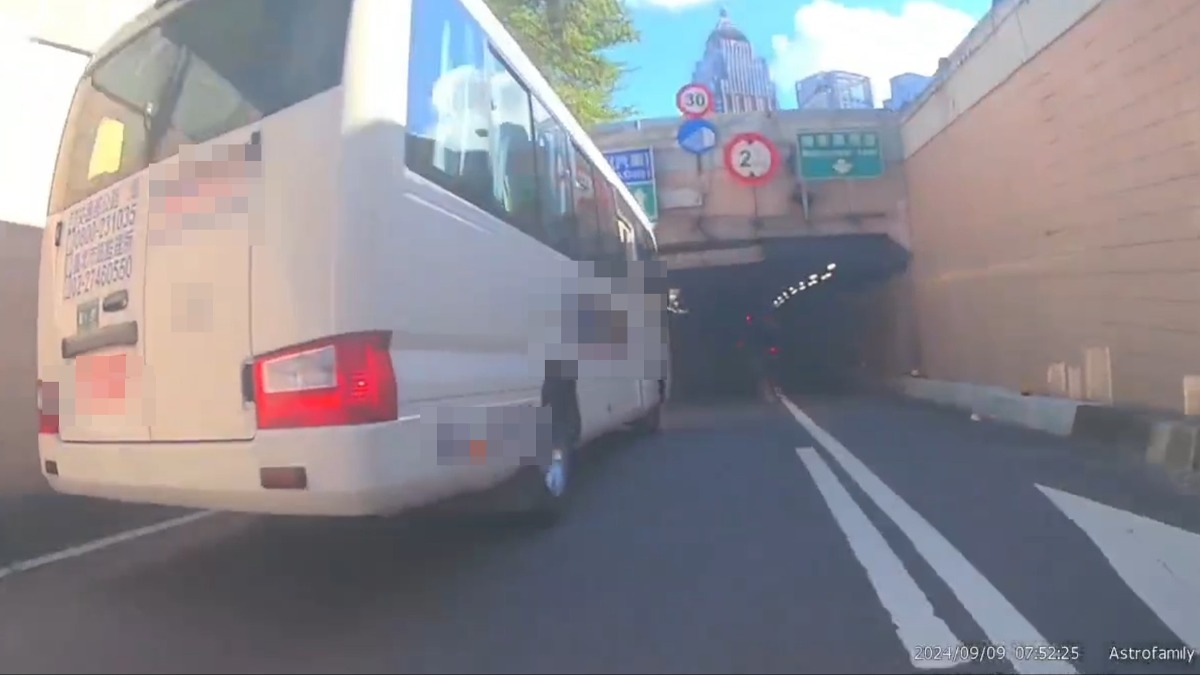 小巴士直直開進信義區地下道。（圖／東森新聞） 