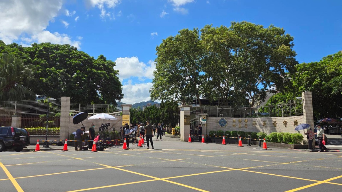 台北看守所外今天仍有許多媒體在外守候。（圖／記者游承霖攝影）