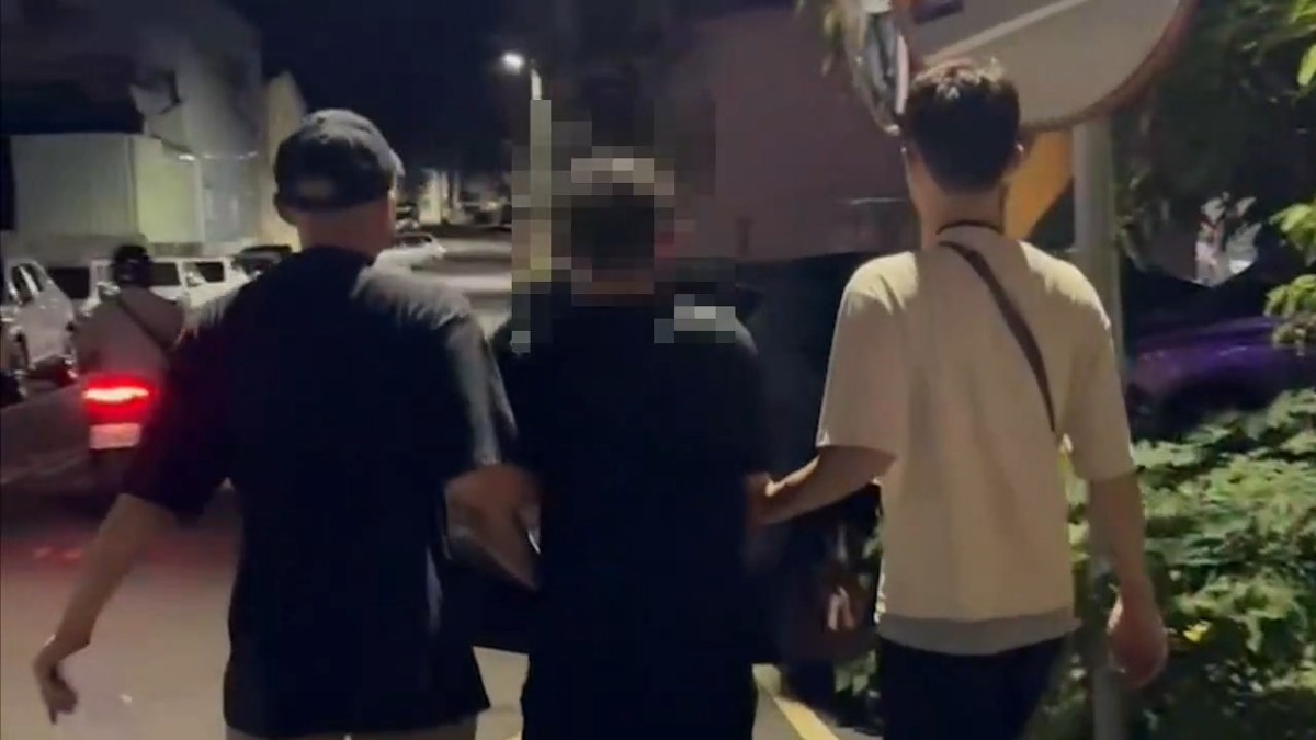 台北市中山分局偵破一起黑吃黑搶奪案，車手王男向被害人取走155萬元投資詐欺款項後，遭同集團上游成員搶走，警方火速偵破將3人逮捕移送。（圖／翻攝畫面）