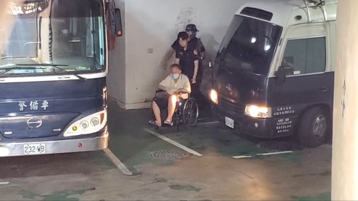 沈慶京坐著輪椅，由法警推著輪椅將他押解進北檢。（圖／東森新聞） 