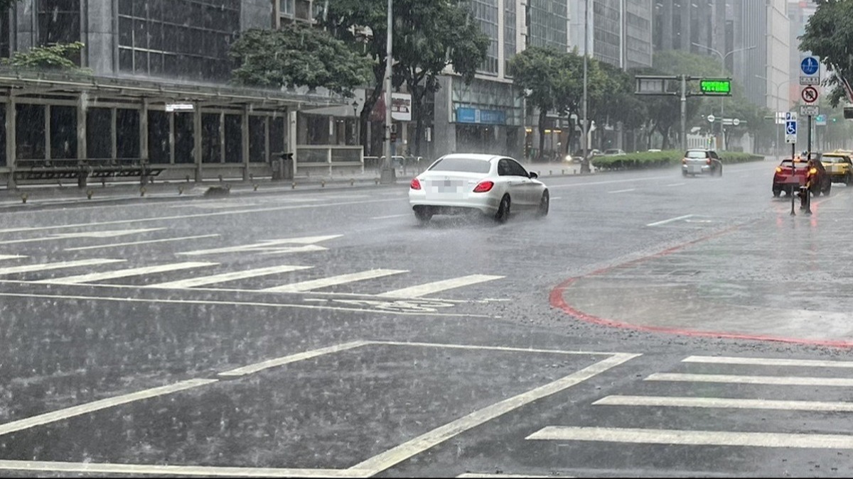 中央氣象署今（9）日下午16時15分針對4縣市發布大雷雨即時訊息。（圖／東森新聞）