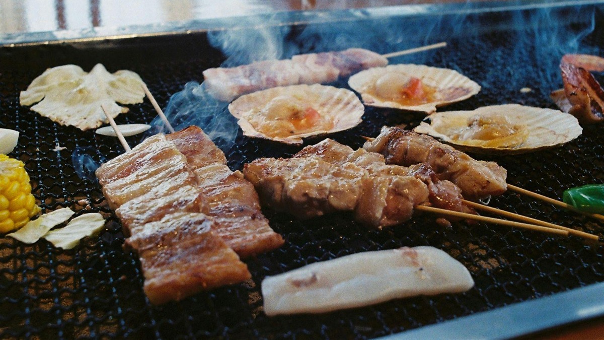 中國一名男大生與友人去吃燒烤，卻在用餐完畢後，身體出現不適。（示意圖／Pexels）