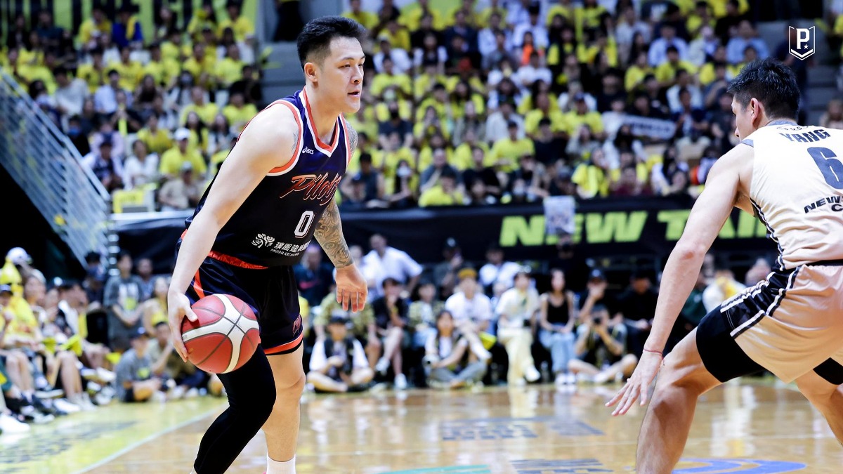 職籃球星周儀翔（左）酒測拒檢。（圖／翻攝自臉書＠桃園璞園領航猿）